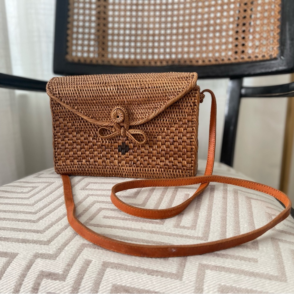 Adorable woven shoulder bag